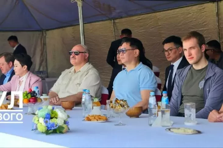 Sprava - Nikołaj Łukašienko v majkie s łohotipom Słužby biezopasnosti politika. Foto: Puł piervoho, Telegram