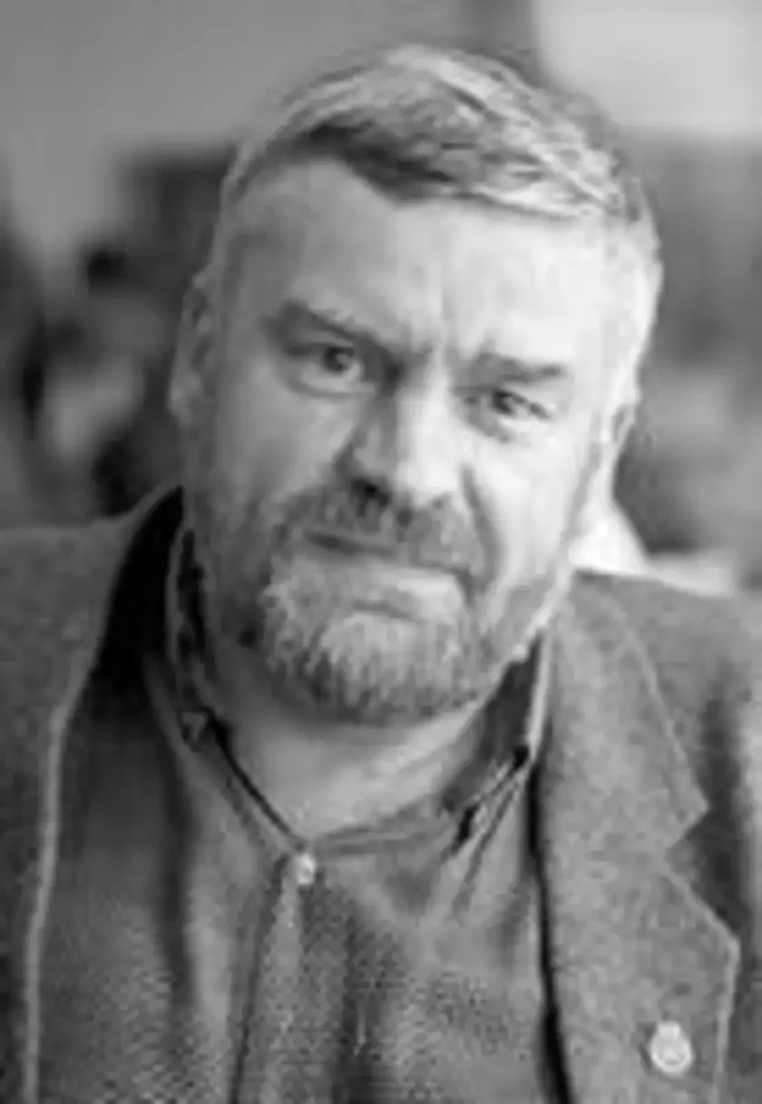 Уладзімер Арлоў (нар. 1953) — пісьменьнік, гісторык. Аўтар кнігі “Сны імпэратара”, бэстсэлераў “Адкуль мой род”, “Дзесяць вякоў беларускай гісторыі”. Сталы аўтар “НН”.