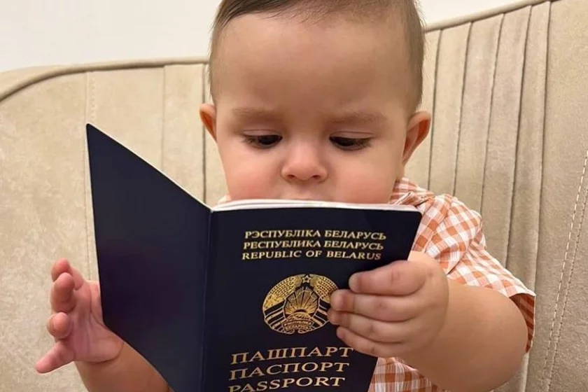 Dzicia z pašpartam Biełarusi