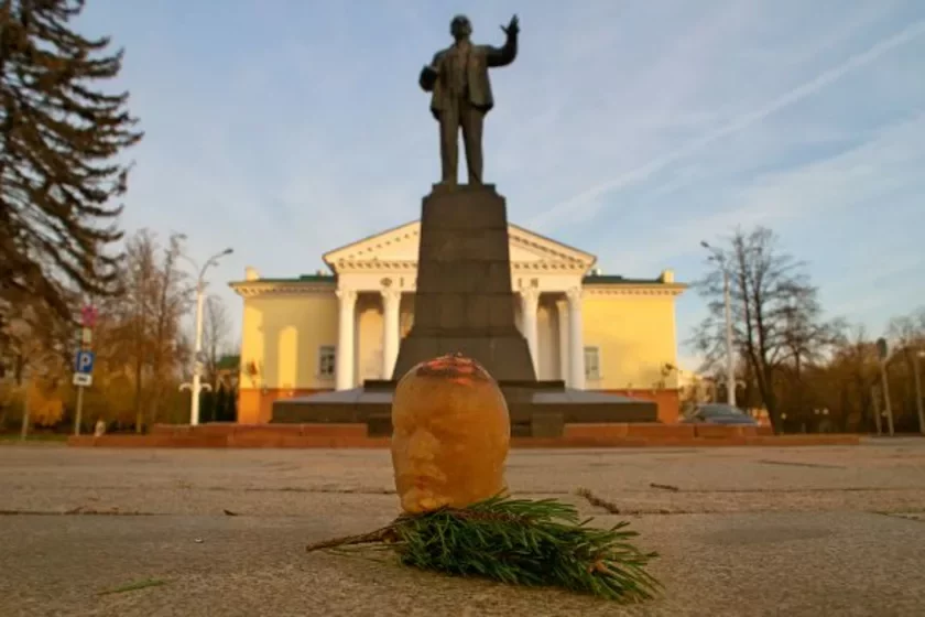 Бюст Леніна з квашаніны ля падножжа вялікага брата. Фота Сяргея Серабро