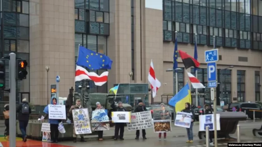 Пікет беларусаў супраць інтэграцыі з Расеяй у Брусэлі, Бэльгія, 6 сьнежня