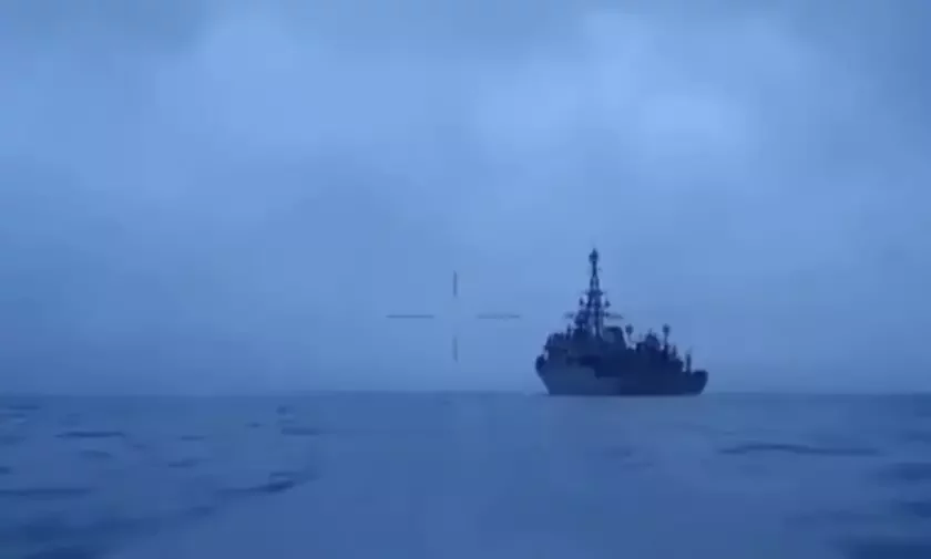 Скрин видео предполагаемой атаки морского дрона на российский корабль "Иван Хурс"