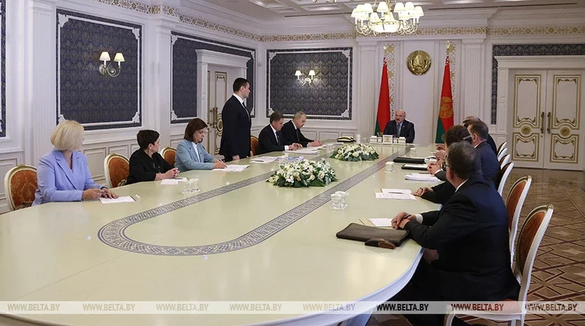 Андрей Иванец стоит по струнке перед Лукашенко 6 июня 2023 года. Фото: БелТА