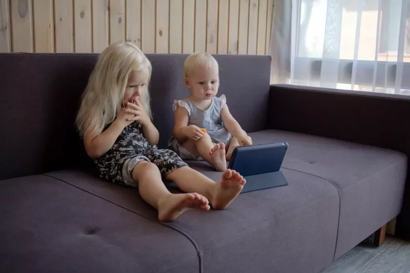 Children and gadgets Dzieci i hadžety Dieti i hadžiety