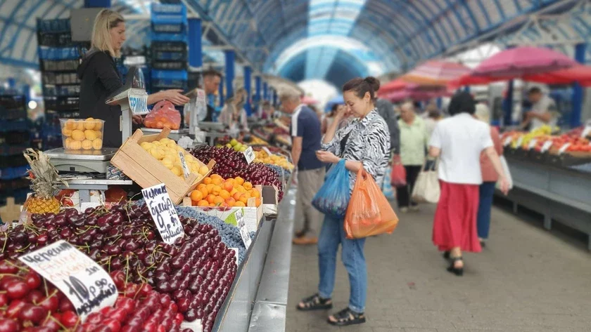 Komarovka, Zapadnyj rynok, torhovla u mietro: hdie diešievle jahody i hriby v ijule?