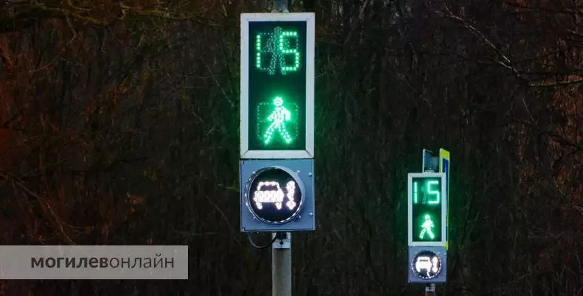 Светофоры, которые светятся белым светом, установили на двух перекрестках в Могилёве. Зачем это?