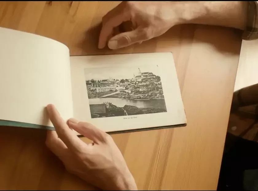 Hrodzieniec kupiŭ albom z fatahrafijami horada, jakim spoŭniłasia sto hadoŭ
