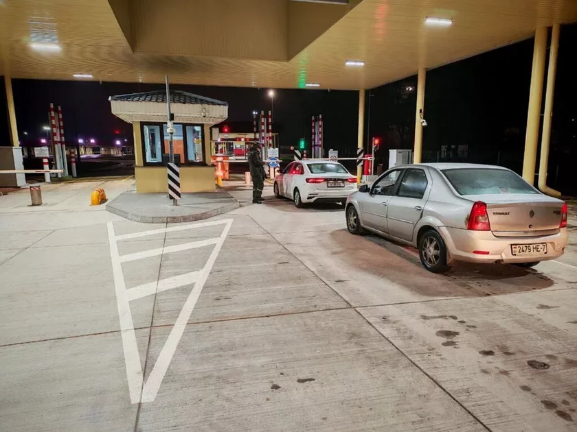 Первые автомобили в электронной очереди въехали в КПП «Берестовица»