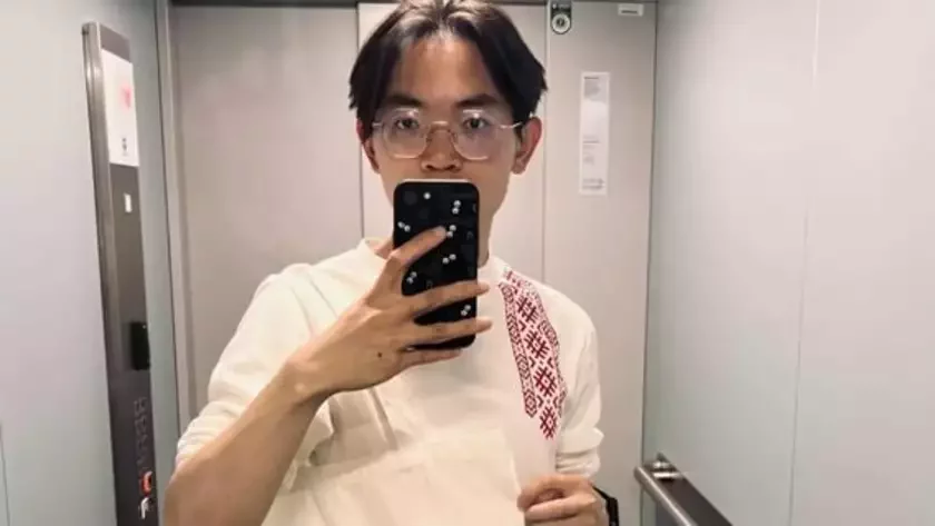 Kitajec vyvučaŭ biełaruskuju movu, pajechaŭ u Minsk, ale akazałasia, što tam na joj nie razmaŭlajuć. Urešcie jon znajšoŭ surazmoŭcaŭ u Polščy