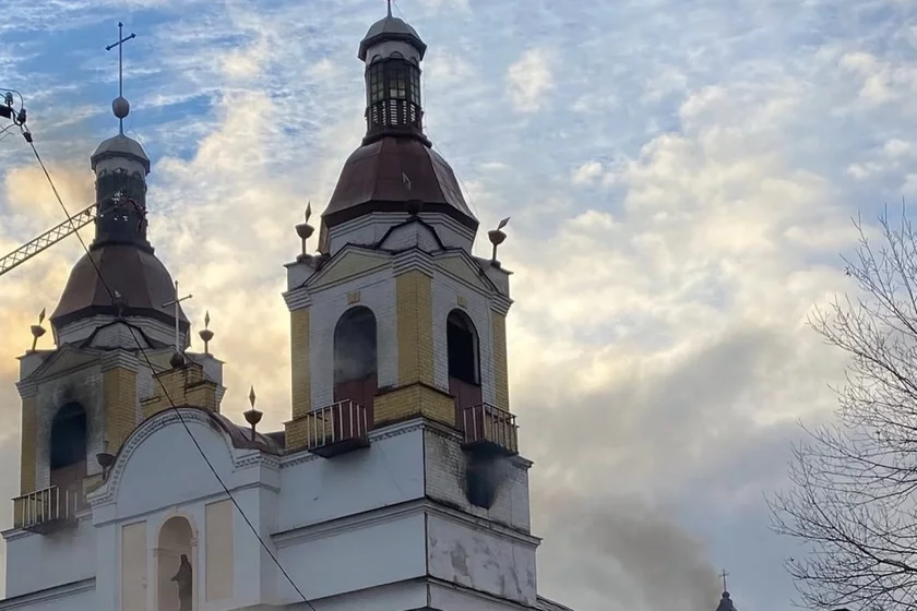 U Sapockinie pakazali, jak vyhladaje zhareły dach kaścioła, i pačali ramont