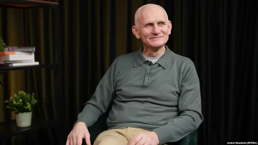 Laŭreat Nobeleŭskaj premii miru 2022 hoda Aleś Bialacki ŭ interviju dla Biełaruskaj słužby Radyjo Svaboda praz try dni paśla svajho vyzvaleńnia z turmy. Vilnia, 16 śniežnia 2025