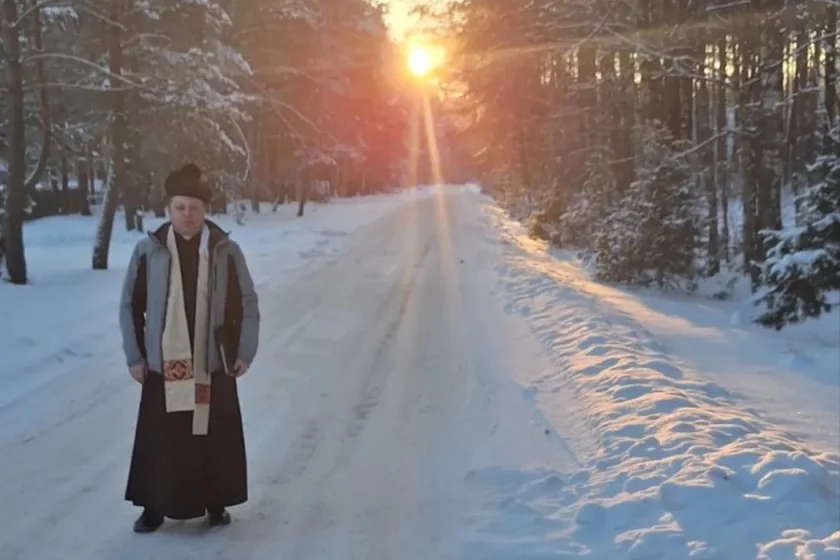 Zaśniežanyja vioski, pieśni, narodnaja pabožnaść — jak chodzić ksiondz pa Kaladzie na Hrodzienščynie