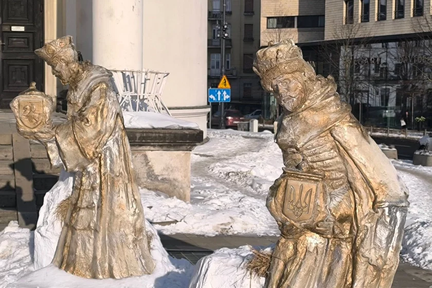 Three nations — Poland, Belarus, and Ukraine — united by an unusual composition in the center of Warsaw