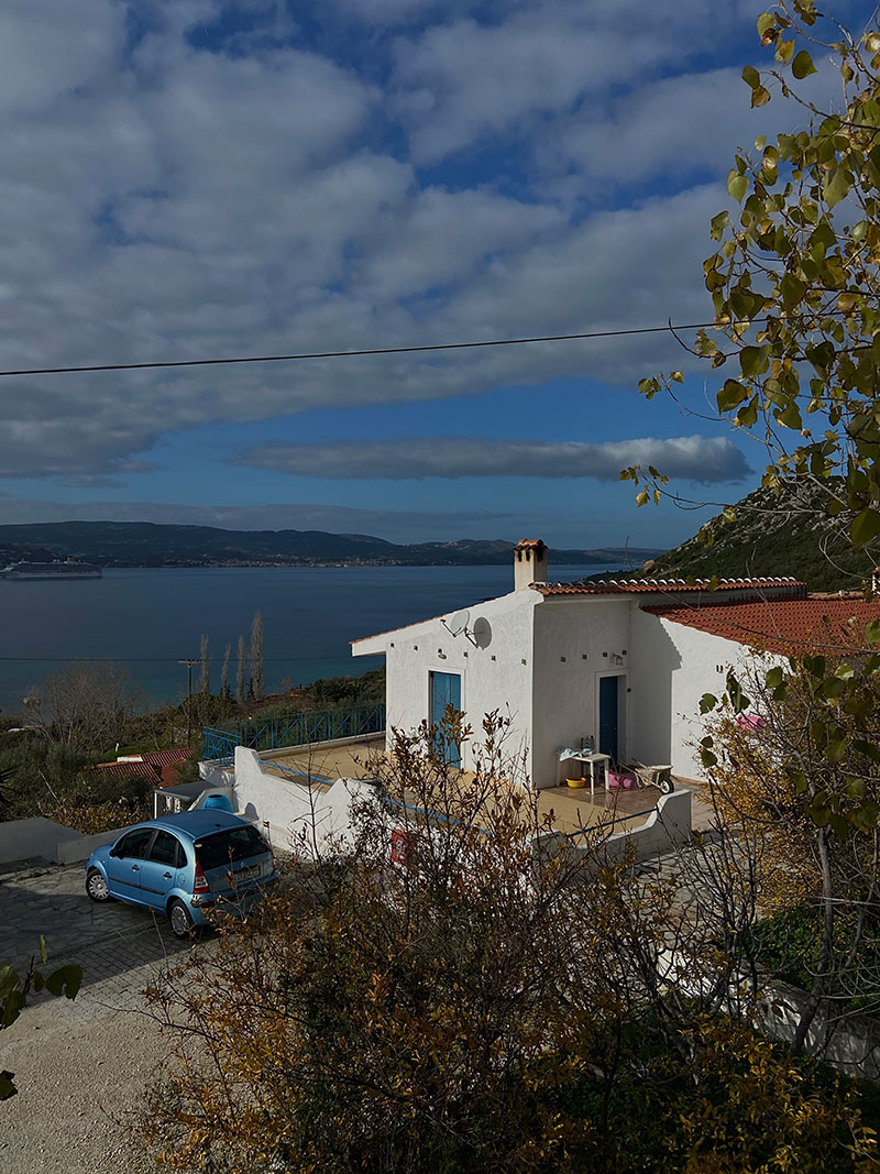 Фота белага дома на востраве Кефалінія.