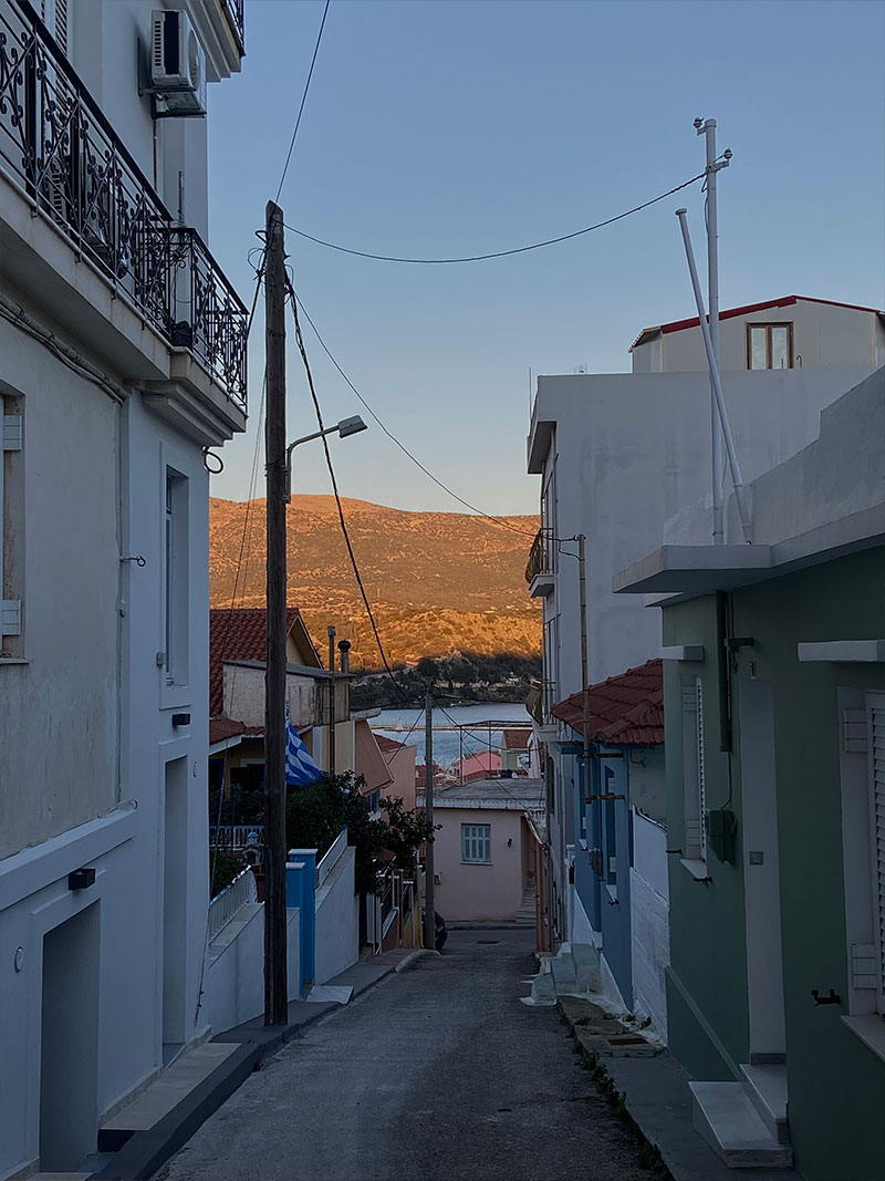 Фота вузкай вуліцы з нізкімі грэчаскімі дамамі на востраве Кефалінія.