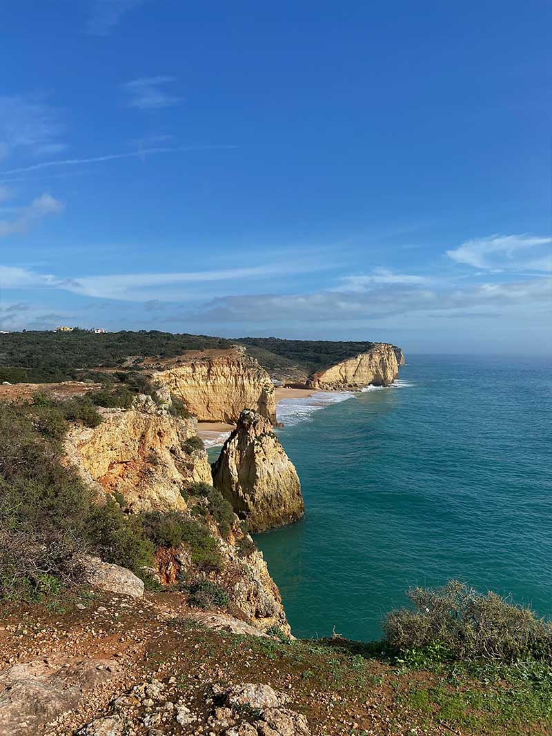 Фота партугальскіх скал, з якіх бачны акіян.