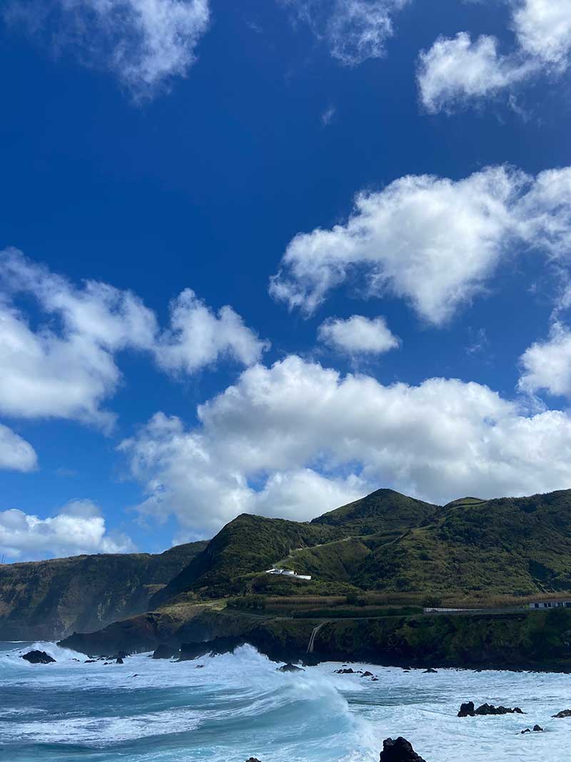 Фота гор і хваль на Азорскіх востравах.